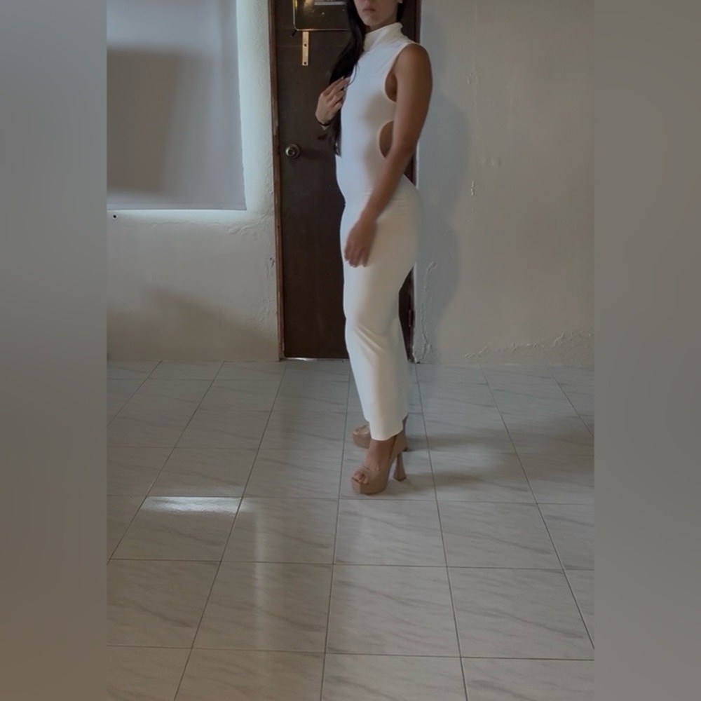 🆕White Backless Cross-Strap Maxi Dress - Picture 7 of 15